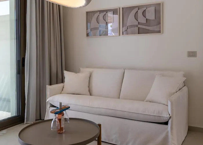 Lavea Milos * Pollonia