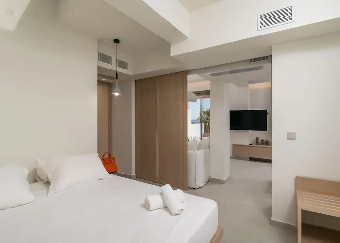 Lavea Milos Pollonia